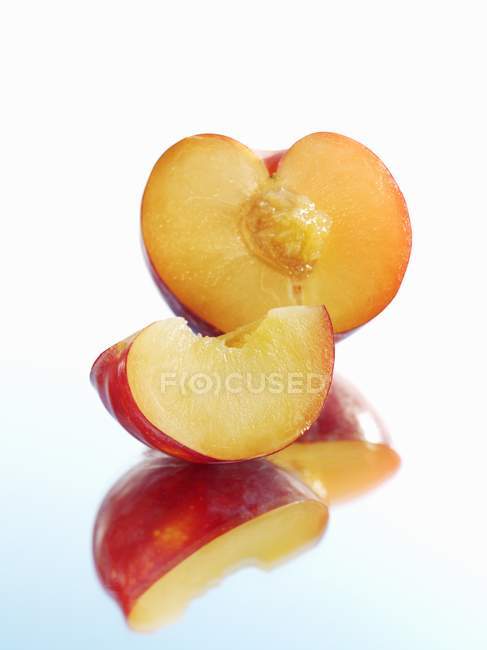 Ripe sliced plum — Stock Photo