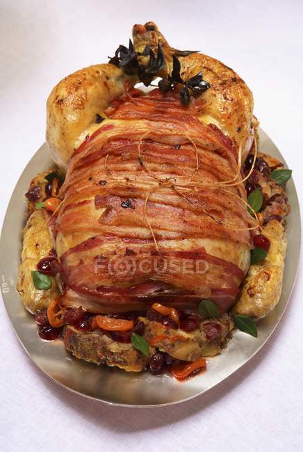 Vista elevada del plato de pavo festivo Tacchino con relleno de castañas y carne - foto de stock