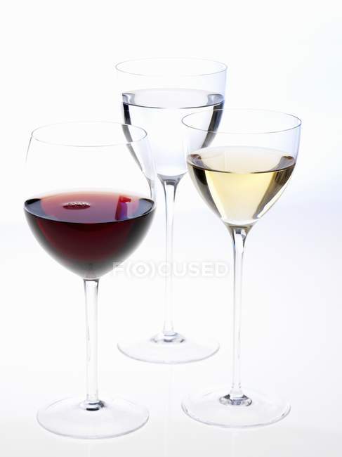 Copos com vinho branco e lido — Fotografia de Stock