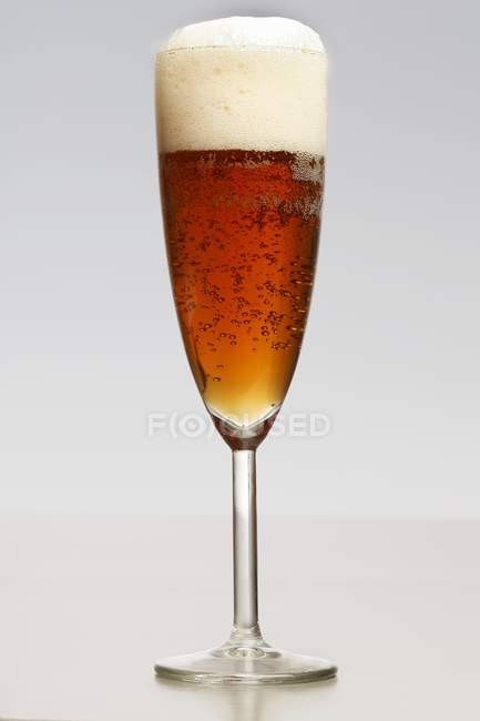 Cerveja de trigo em um copo de vinho espumante — Fotografia de Stock