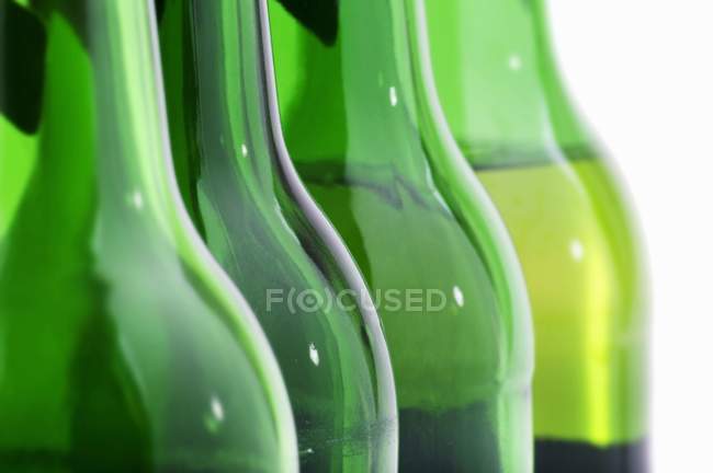 Botellas de cerveza verde - foto de stock
