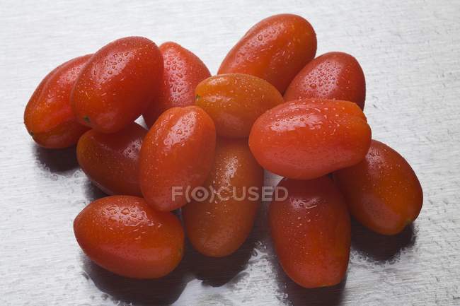 Petites tomates prunes — Photo de stock