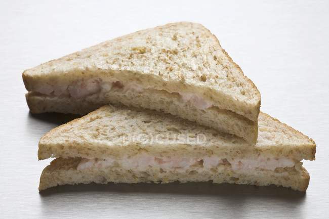 Sandwiches de camarones con mayonesa - foto de stock