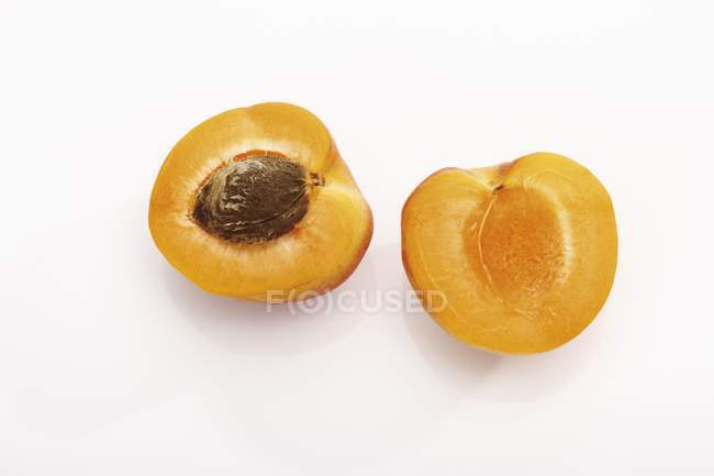 Moitié d'abricot sur fond blanc — Photo de stock