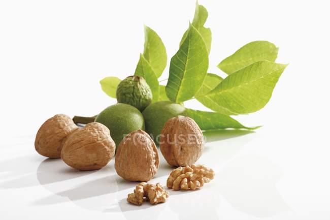 Unshelled and shelled walnuts — Stock Photo