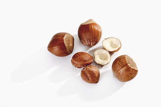 Shelled and unshelled hazelnuts — Stock Photo