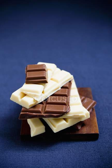 Pièces de chocolat empilées — Photo de stock
