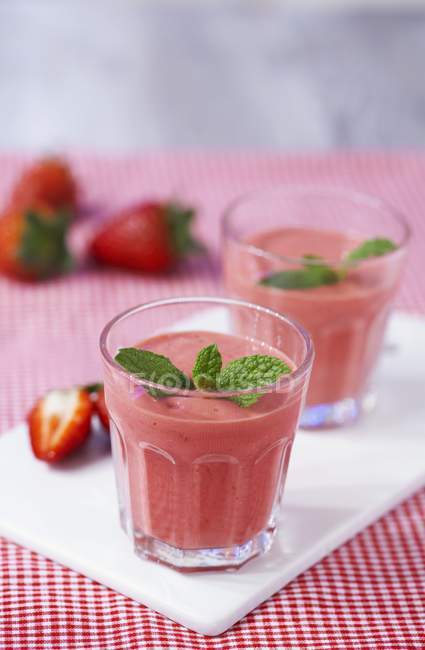 Strawberry smoothies with mint — Stock Photo