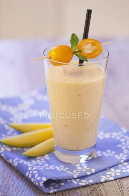 Smoothie with mango and kumquats — Stock Photo