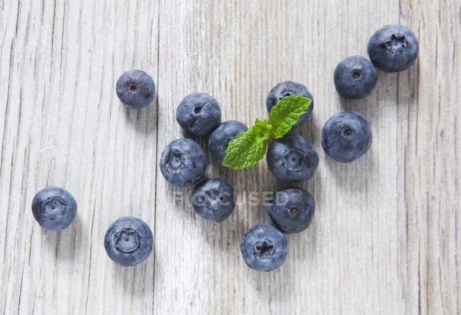 Blueberries and mint leaves — Stock Photo