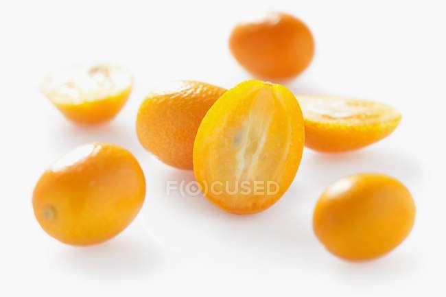 Kumquats recién cortados a la mitad - foto de stock