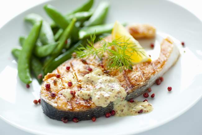 Bistecca di salmone fritto — Foto stock