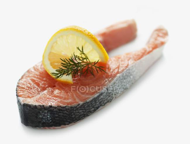 Filete de salmón crudo - foto de stock