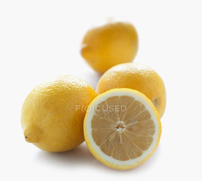 Limones frescos con la mitad - foto de stock
