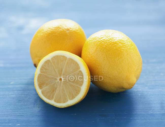 Limoni freschi con metà — Foto stock