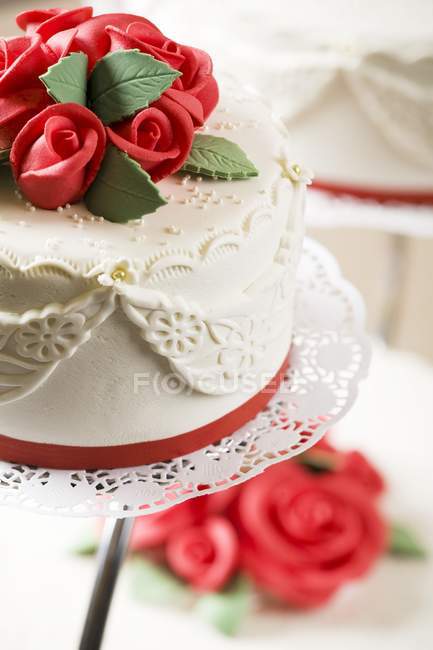 Gâteau de mariage avec des roses — Photo de stock