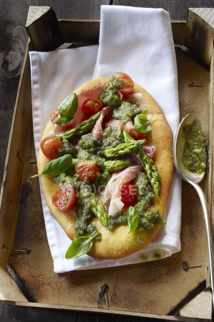 Pizza with asparagus and tomatoes — Stock Photo