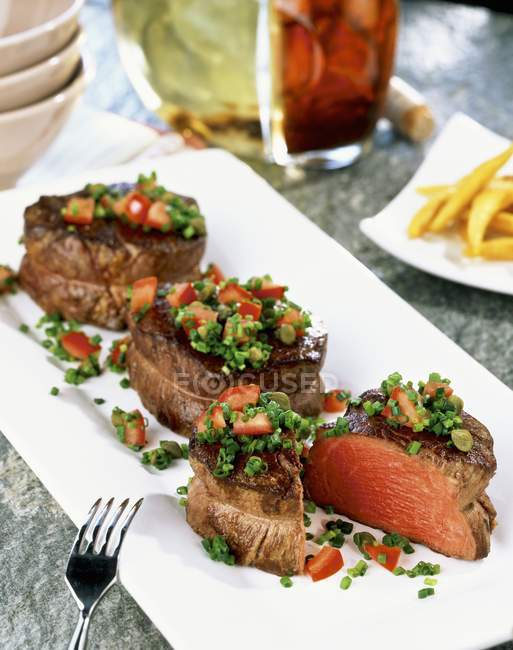 Beef medallions with peppers — Stock Photo