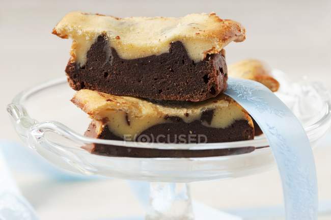 Brownies mit Schleife am Ständer — Stockfoto