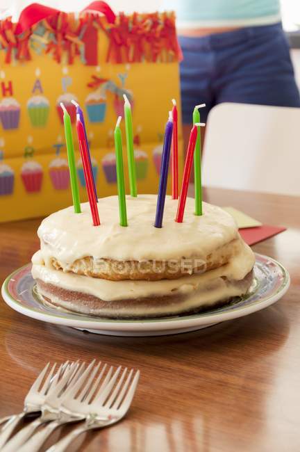 Gâteau d'anniversaire avec crème au beurre — Photo de stock
