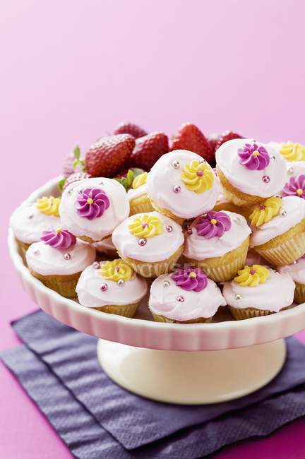 Un montón de mini cupcakes - foto de stock