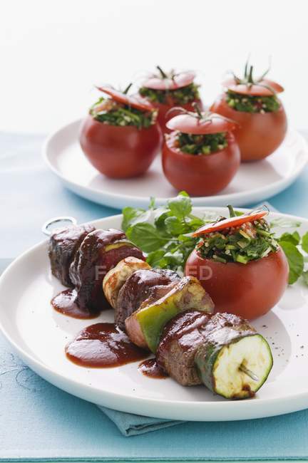 Espetos de carne com legumes — Fotografia de Stock