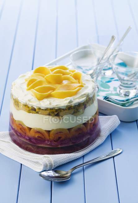 Trifle com manga e maracujá sobre a superfície de madeira com toalha — Fotografia de Stock