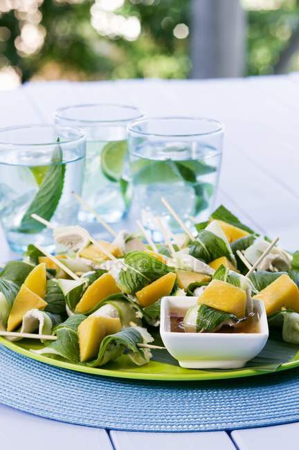 Closeup view of chicken skewers with mango and mint — Stock Photo