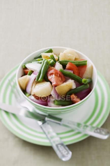 Овочевий салат з картоплею та цибулею — стокове фото