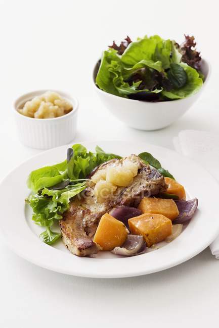 Pork chop with apple sauce and vegetables — Stock Photo