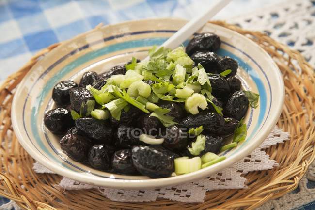 Un bol de salade d'olives noires marinées au céleri — Photo de stock