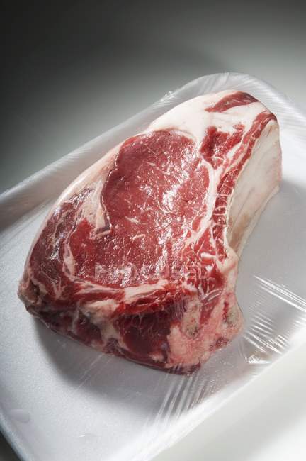 Steak enveloppé dans du plastique — Photo de stock