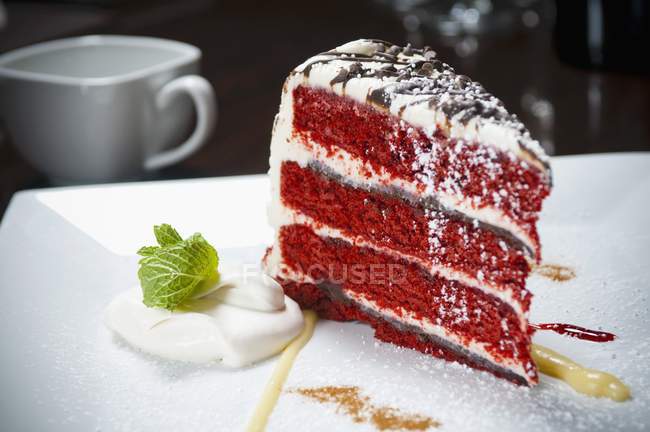 Gâteau en velours rouge à couches — Photo de stock