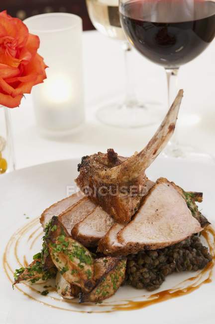 Roasted Pork Chops Over Lentils — Stock Photo
