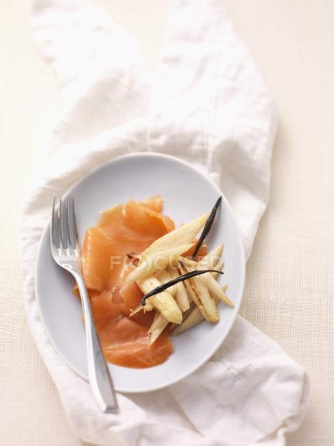 Espargos brancos com baunilha e salmão — Fotografia de Stock