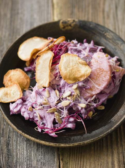 Salade de chou rouge aux artichauts — Photo de stock