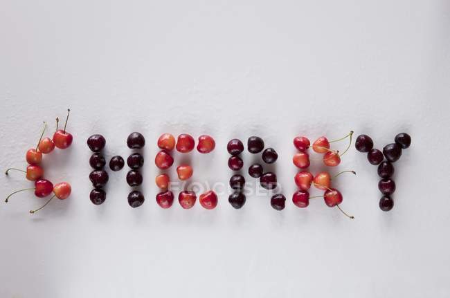 Parola ciliegia scritta con ciliegie — Foto stock