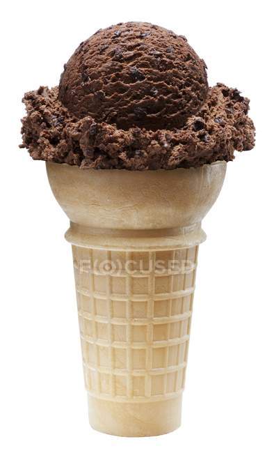 Crème glacée au chocolat dans un cône de gaufre — Photo de stock