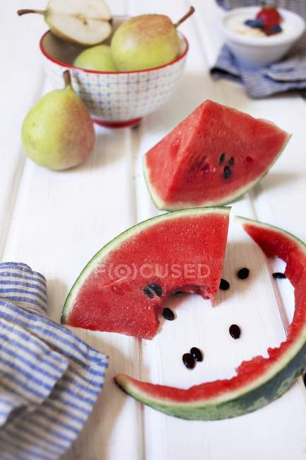 Tranche de melon demi-mangé — Photo de stock