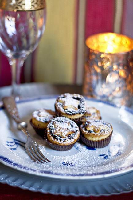 Mince pies dusted with icing sugar — Stock Photo