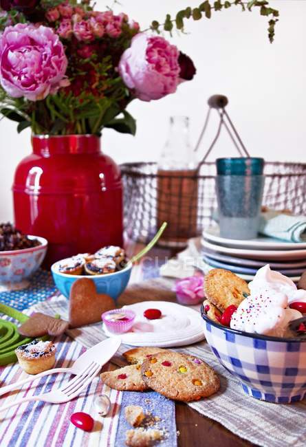 Meringhe, biscotti e torte tritate — Foto stock