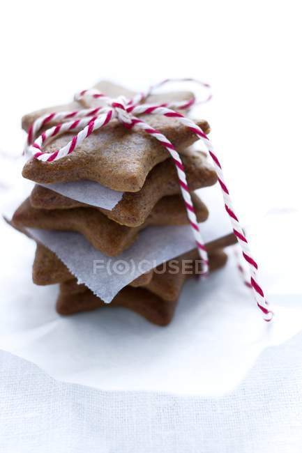 Gingerbread stars tied up — Stock Photo