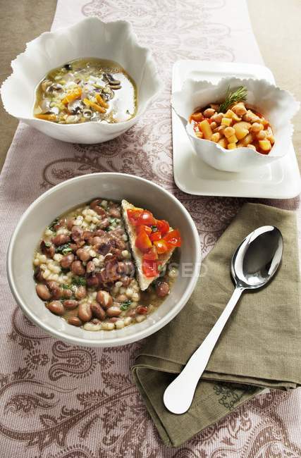 Sopa de habas Borlotti y cebada perlada - foto de stock