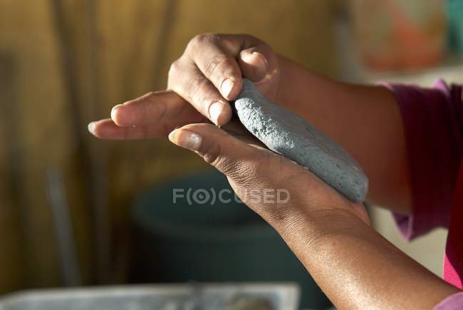 Крупный план руки формирования Tlacoyo овальной кукурузы Тортилья — стоковое фото