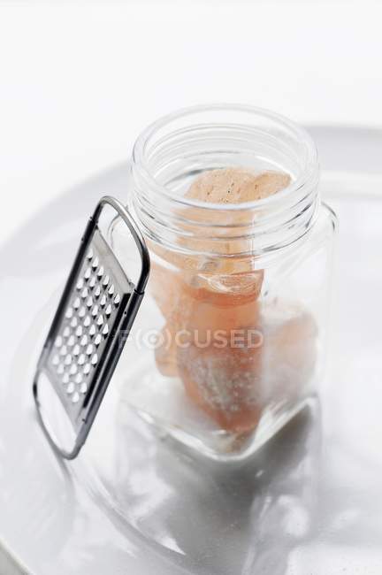 Tarro abierto de sal de roca rosa - foto de stock