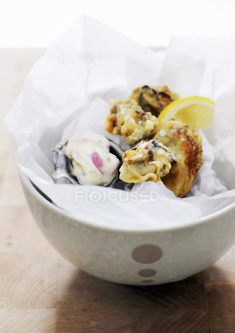 Deep-fried oysters in bowl — Stock Photo
