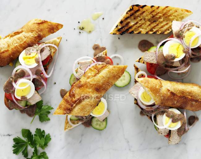 Sanduíches de ovo e carne assada — Fotografia de Stock