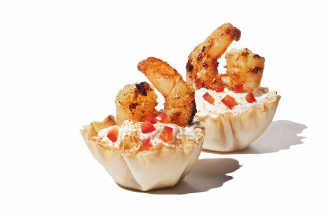 Closeup view of two Cajun shrimp cups on white surface — Stock Photo