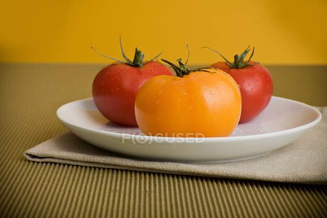 Gelbe und rote Tomaten — Stockfoto