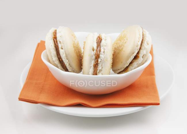 Macarons dans un bol blanc — Photo de stock